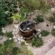 大きな甕を用いた噴水が庭に穏やかな水を音を響かせます。